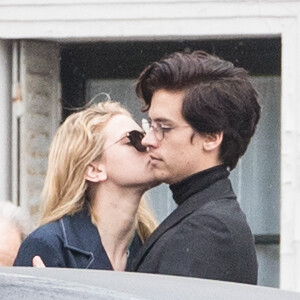 Exclusif - Cole Sprouse et sa compagne Lili Reinhart profitent d'un moment romantique sur la butte Montmartre à Paris, le 2 avril 2018.