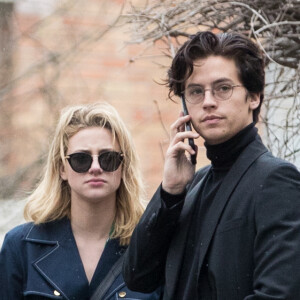 Exclusif - Cole Sprouse et sa compagne Lili Reinhart profitent d'un moment romantique sur la butte Montmartre à Paris, le 2 avril 2018.