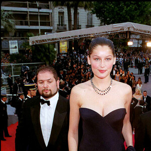 Laeticia Casta lors de sa montée des marches à Cannes, en 1999.