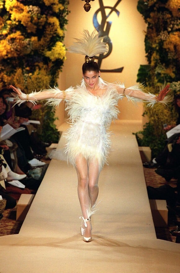 Laetitia Casta au défilé Yves Saint Laurent haute couture printemps-été 2000, à Paris.