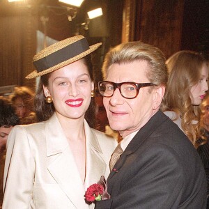 Laetitia Casta et Yves Saint Laurent lors de son défilé printemps-été 2001 à Paris.