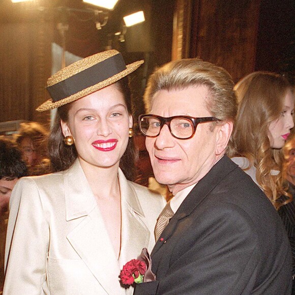 Laetitia Casta et Yves Saint Laurent lors de son défilé printemps-été 2001 à Paris.
