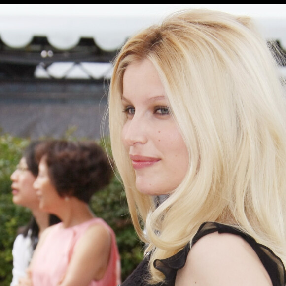 Laetitia Casta, enceinte de sa fille Athena, à Cannes en 2009 pour promouvoir le film "Visage".