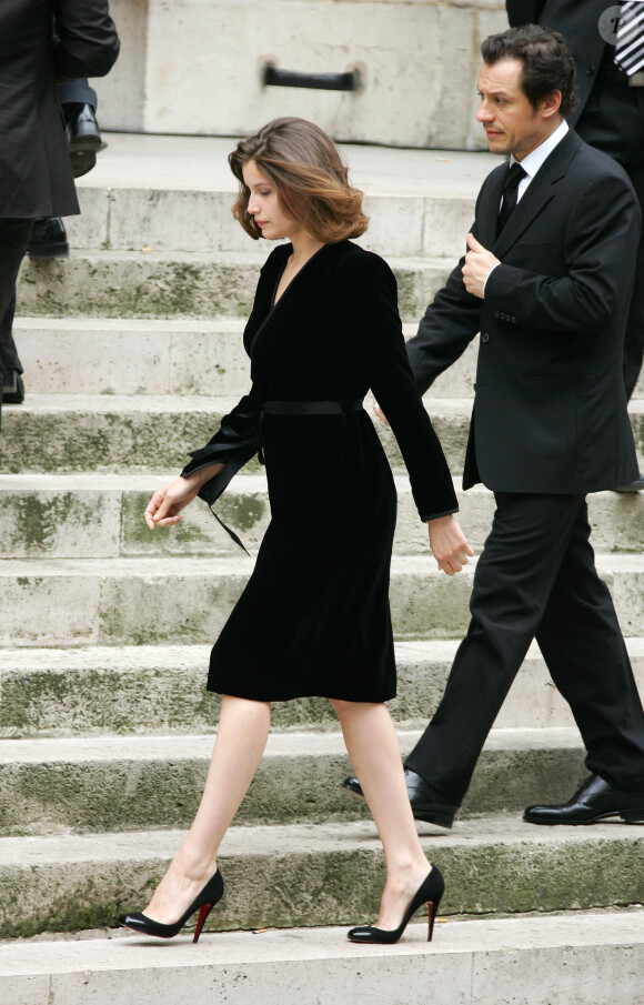 Laetitia Casta et son compagnon de l'époque, Stefano Accorsi, lors des obsèques d'Yves Saint Laurent à Paris en 2008.