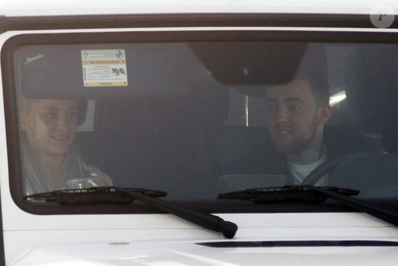 Exclusif - Ariana Grande et son compagnon Mac Miller à bord d'un 4x4 Mercedes Classe G dans les rues de Los Angeles, le 21 novembre 2017.