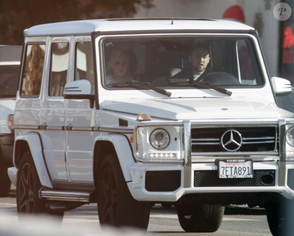 Exclusif - Ariana Grande et son compagnon Mac Miller à bord d'un 4x4 Mercedes Classe G dans les rues de Los Angeles, le 21 novembre 2017.