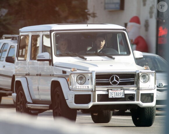 Exclusif - Ariana Grande et son compagnon Mac Miller à bord d'un 4x4 Mercedes Classe G dans les rues de Los Angeles, le 21 novembre 2017.