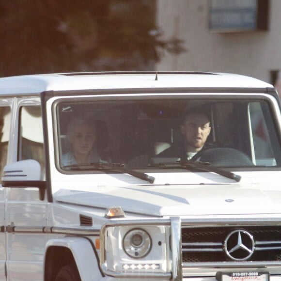 Exclusif - Ariana Grande et son compagnon Mac Miller à bord d'un 4x4 Mercedes Classe G dans les rues de Los Angeles, le 21 novembre 2017.