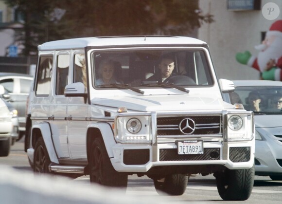 Exclusif - Ariana Grande et son compagnon Mac Miller à bord d'un 4x4 Mercedes Classe G dans les rues de Los Angeles, le 21 novembre 2017.