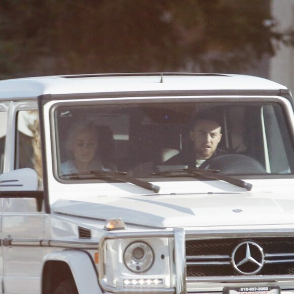 Exclusif - Ariana Grande et son compagnon Mac Miller à bord d'un 4x4 Mercedes Classe G dans les rues de Los Angeles, le 21 novembre 2017.
