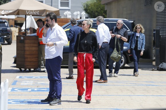 Laeticia Hallyday accompagnée de sa chienne Cheyenne va déjeuner avec Jean-François Piège et sa femme Elodie, Yaël Abrot, Christina accompagnée de sa chienne et Ezra Petronio avec sa compagne Lana Petrusevych au restaurant Nobu à Malibu le 10 mai 2018.