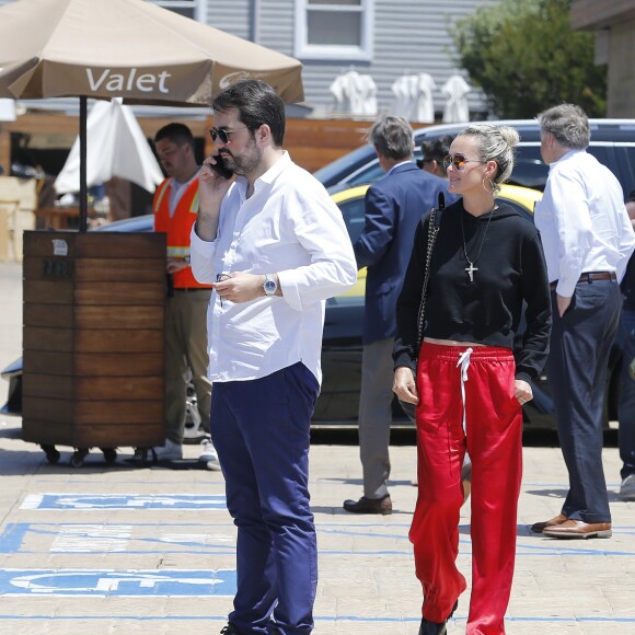 Laeticia Hallyday accompagnée de sa chienne Cheyenne va déjeuner avec Jean-François Piège et sa femme Elodie, Yaël Abrot, Christina accompagnée de sa chienne et Ezra Petronio avec sa compagne Lana Petrusevych au restaurant Nobu à Malibu le 10 mai 2018.