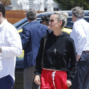 Laeticia Hallyday accompagnée de sa chienne Cheyenne va déjeuner avec Jean-François Piège et sa femme Elodie, Yaël Abrot, Christina accompagnée de sa chienne et Ezra Petronio avec sa compagne Lana Petrusevych au restaurant Nobu à Malibu le 10 mai 2018.