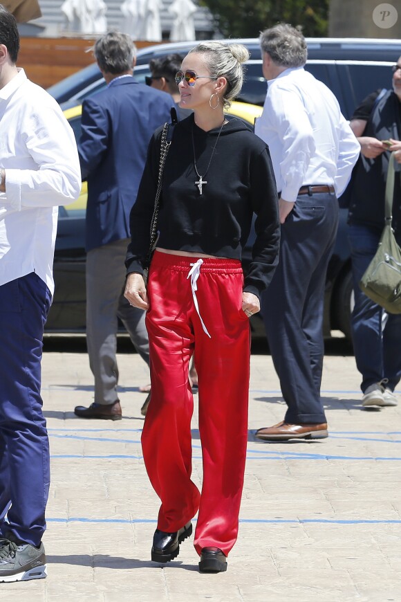 Laeticia Hallyday accompagnée de sa chienne Cheyenne va déjeuner avec Jean-François Piège et sa femme Elodie, Yaël Abrot, Christina accompagnée de sa chienne et Ezra Petronio avec sa compagne Lana Petrusevych au restaurant Nobu à Malibu le 10 mai 2018.
