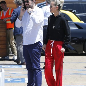 Laeticia Hallyday accompagnée de sa chienne Cheyenne va déjeuner avec Jean-François Piège et sa femme Elodie, Yaël Abrot, Christina accompagnée de sa chienne et Ezra Petronio avec sa compagne Lana Petrusevych au restaurant Nobu à Malibu le 10 mai 2018.