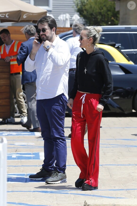 Laeticia Hallyday accompagnée de sa chienne Cheyenne va déjeuner avec Jean-François Piège et sa femme Elodie, Yaël Abrot, Christina accompagnée de sa chienne et Ezra Petronio avec sa compagne Lana Petrusevych au restaurant Nobu à Malibu le 10 mai 2018.
