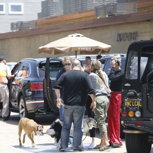 Laeticia Hallyday accompagnée de sa chienne Cheyenne va déjeuner avec Jean-François Piège et sa femme Elodie, Yaël Abrot, Christina accompagnée de sa chienne et Ezra Petronio avec sa compagne Lana Petrusevych au restaurant Nobu à Malibu le 10 mai 2018.