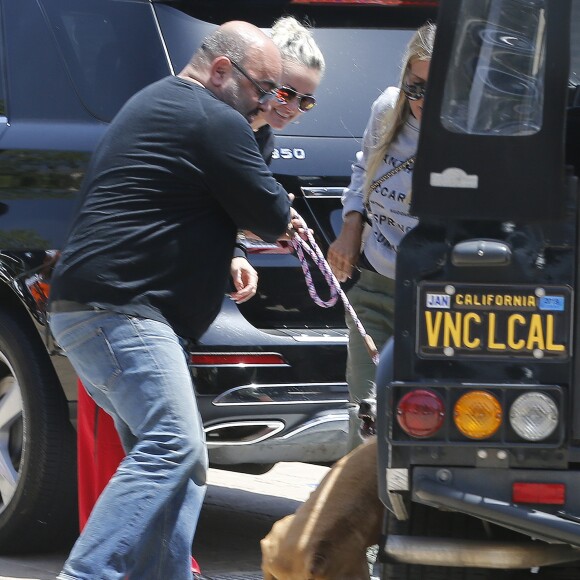 Laeticia Hallyday accompagnée de sa chienne Cheyenne va déjeuner avec Jean-François Piège et sa femme Elodie, Yaël Abrot, Christina accompagnée de sa chienne et Ezra Petronio avec sa compagne Lana Petrusevych au restaurant Nobu à Malibu le 10 mai 2018.