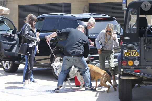 Laeticia Hallyday accompagnée de sa chienne Cheyenne va déjeuner avec Jean-François Piège et sa femme Elodie, Yaël Abrot, Christina accompagnée de sa chienne et Ezra Petronio avec sa compagne Lana Petrusevych au restaurant Nobu à Malibu le 10 mai 2018.