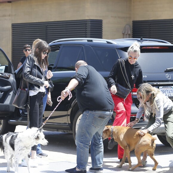 Laeticia Hallyday accompagnée de sa chienne Cheyenne va déjeuner avec Jean-François Piège et sa femme Elodie, Yaël Abrot, Christina accompagnée de sa chienne et Ezra Petronio avec sa compagne Lana Petrusevych au restaurant Nobu à Malibu le 10 mai 2018.