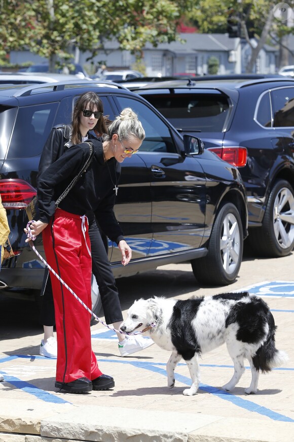 Laeticia Hallyday accompagnée de sa chienne Cheyenne va déjeuner avec Jean-François Piège et sa femme Elodie, Yaël Abrot, Christina accompagnée de sa chienne et Ezra Petronio avec sa compagne Lana Petrusevych au restaurant Nobu à Malibu le 10 mai 2018.