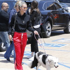 Laeticia Hallyday accompagnée de sa chienne Cheyenne va déjeuner avec Jean-François Piège et sa femme Elodie, Yaël Abrot, Christina accompagnée de sa chienne et Ezra Petronio avec sa compagne Lana Petrusevych au restaurant Nobu à Malibu le 10 mai 2018.