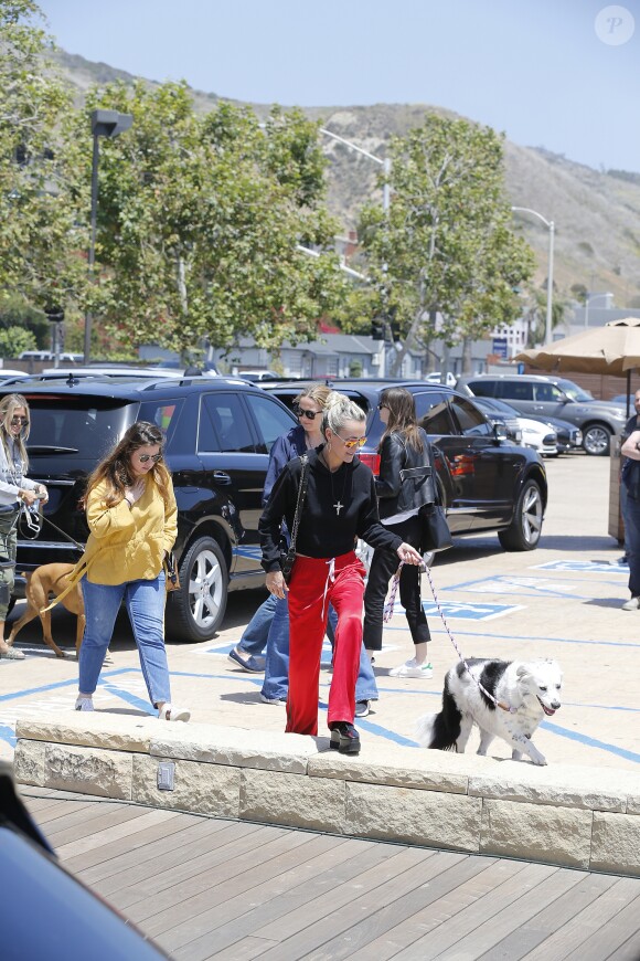 Laeticia Hallyday accompagnée de sa chienne Cheyenne va déjeuner avec Jean-François Piège et sa femme Elodie, Yaël Abrot, Christina accompagnée de sa chienne et Ezra Petronio avec sa compagne Lana Petrusevych au restaurant Nobu à Malibu le 10 mai 2018.