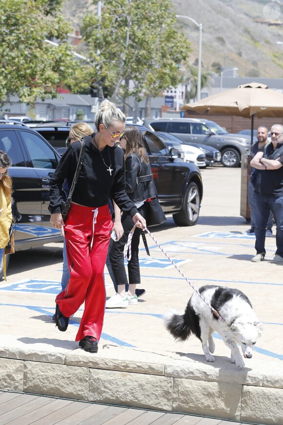 Laeticia Hallyday accompagnée de sa chienne Cheyenne va déjeuner avec Jean-François Piège et sa femme Elodie, Yaël Abrot, Christina accompagnée de sa chienne et Ezra Petronio avec sa compagne Lana Petrusevych au restaurant Nobu à Malibu le 10 mai 2018.