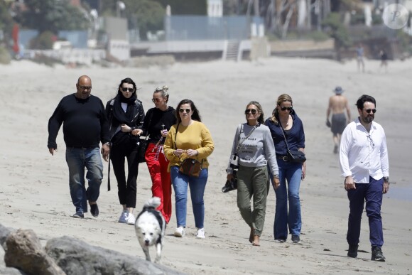 Laeticia Hallyday accompagnée de sa chienne Cheyenne va déjeuner avec Jean-François Piège et sa femme Elodie, Yaël Abrot, Christina accompagnée de sa chienne et Ezra Petronio avec sa compagne Lana Petrusevych au restaurant Nobu à Malibu le 10 mai 2018.