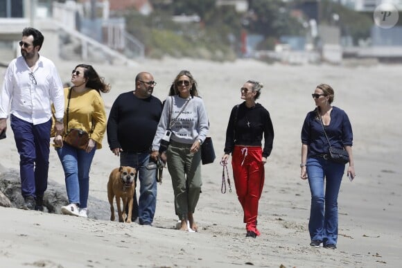 Laeticia Hallyday accompagnée de sa chienne Cheyenne va déjeuner avec Jean-François Piège et sa femme Elodie, Yaël Abrot, Christina accompagnée de sa chienne et Ezra Petronio avec sa compagne Lana Petrusevych au restaurant Nobu à Malibu le 10 mai 2018.