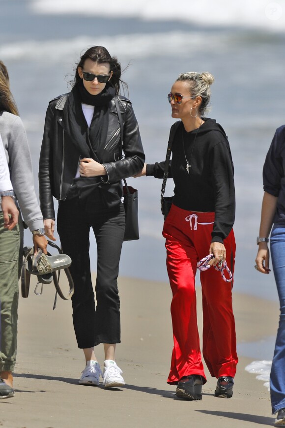 Laeticia Hallyday accompagnée de sa chienne Cheyenne va déjeuner avec Jean-François Piège et sa femme Elodie, Yaël Abrot, Christina accompagnée de sa chienne et Ezra Petronio avec sa compagne Lana Petrusevych au restaurant Nobu à Malibu le 10 mai 2018.