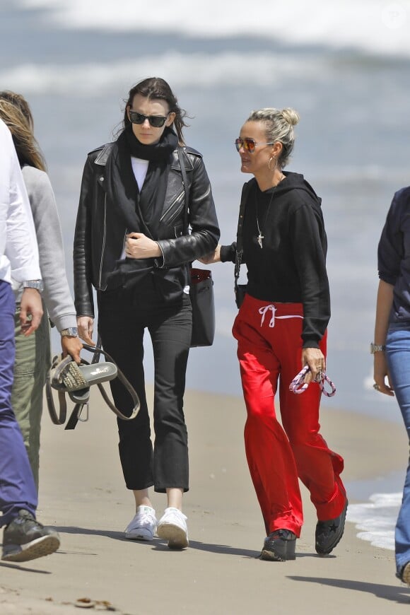 Laeticia Hallyday accompagnée de sa chienne Cheyenne va déjeuner avec Jean-François Piège et sa femme Elodie, Yaël Abrot, Christina accompagnée de sa chienne et Ezra Petronio avec sa compagne Lana Petrusevych au restaurant Nobu à Malibu le 10 mai 2018.