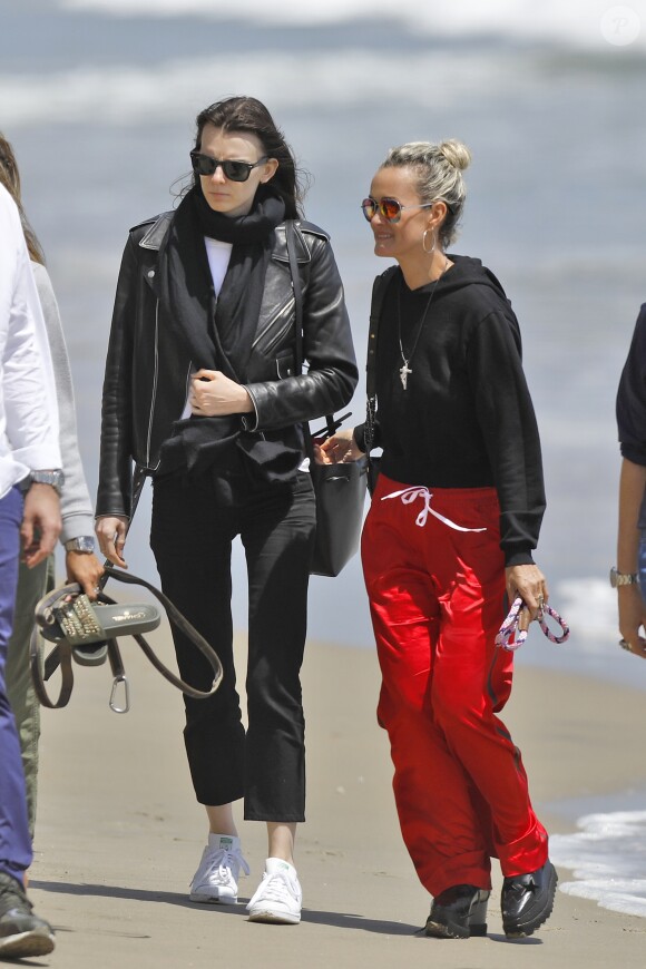 Laeticia Hallyday accompagnée de sa chienne Cheyenne va déjeuner avec Jean-François Piège et sa femme Elodie, Yaël Abrot, Christina accompagnée de sa chienne et Ezra Petronio avec sa compagne Lana Petrusevych au restaurant Nobu à Malibu le 10 mai 2018.