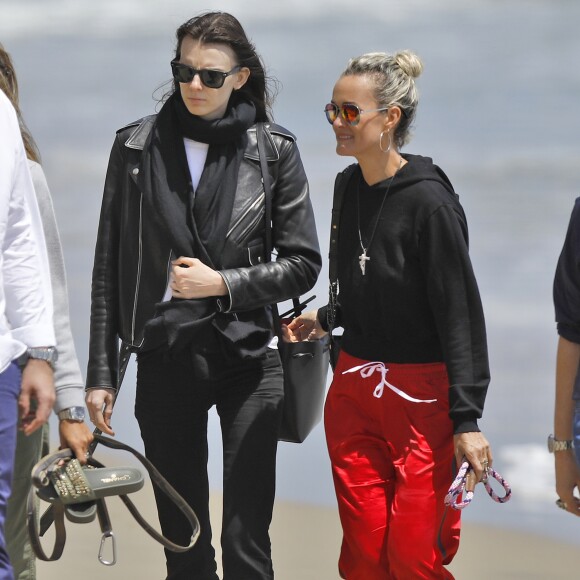 Laeticia Hallyday accompagnée de sa chienne Cheyenne va déjeuner avec Jean-François Piège et sa femme Elodie, Yaël Abrot, Christina accompagnée de sa chienne et Ezra Petronio avec sa compagne Lana Petrusevych au restaurant Nobu à Malibu le 10 mai 2018.