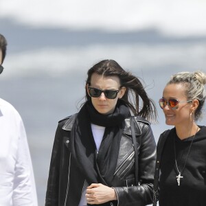 Laeticia Hallyday accompagnée de sa chienne Cheyenne va déjeuner avec Jean-François Piège et sa femme Elodie, Yaël Abrot, Christina accompagnée de sa chienne et Ezra Petronio avec sa compagne Lana Petrusevych au restaurant Nobu à Malibu le 10 mai 2018.