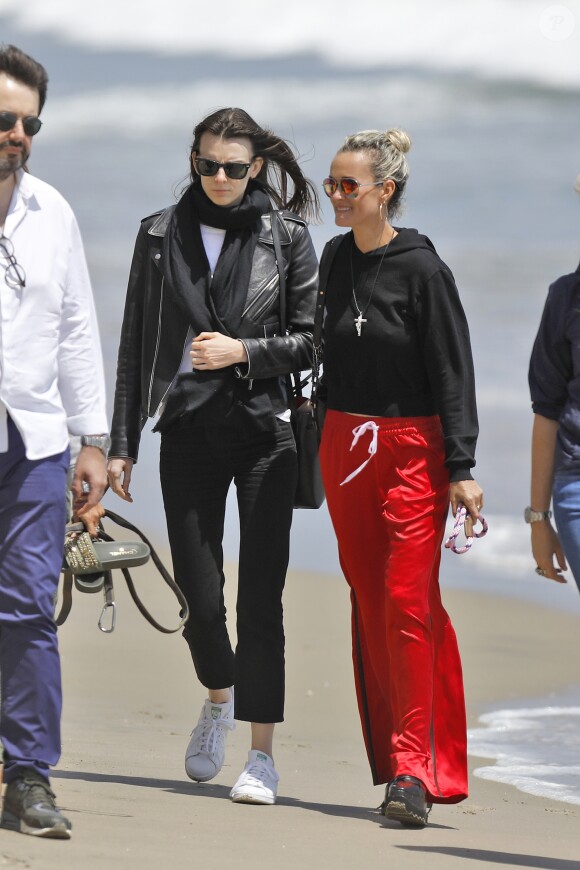 Laeticia Hallyday accompagnée de sa chienne Cheyenne va déjeuner avec Jean-François Piège et sa femme Elodie, Yaël Abrot, Christina accompagnée de sa chienne et Ezra Petronio avec sa compagne Lana Petrusevych au restaurant Nobu à Malibu le 10 mai 2018.
