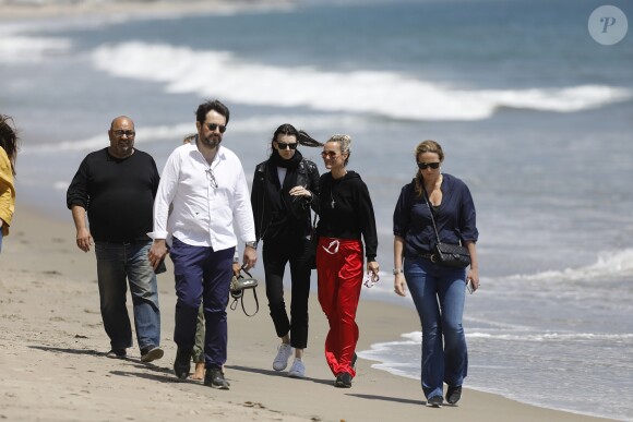 Laeticia Hallyday accompagnée de sa chienne Cheyenne va déjeuner avec Jean-François Piège et sa femme Elodie, Yaël Abrot, Christina accompagnée de sa chienne et Ezra Petronio avec sa compagne Lana Petrusevych au restaurant Nobu à Malibu le 10 mai 2018.
