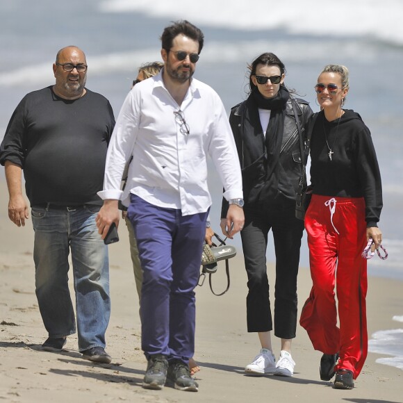 Laeticia Hallyday accompagnée de sa chienne Cheyenne va déjeuner avec Jean-François Piège et sa femme Elodie, Yaël Abrot, Christina accompagnée de sa chienne et Ezra Petronio avec sa compagne Lana Petrusevych au restaurant Nobu à Malibu le 10 mai 2018.