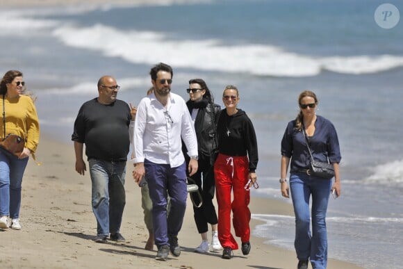 Laeticia Hallyday accompagnée de sa chienne Cheyenne va déjeuner avec Jean-François Piège et sa femme Elodie, Yaël Abrot, Christina accompagnée de sa chienne et Ezra Petronio avec sa compagne Lana Petrusevych au restaurant Nobu à Malibu le 10 mai 2018.