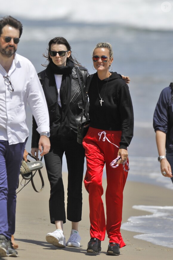 Laeticia Hallyday accompagnée de sa chienne Cheyenne va déjeuner avec Jean-François Piège et sa femme Elodie, Yaël Abrot, Christina accompagnée de sa chienne et Ezra Petronio avec sa compagne Lana Petrusevych au restaurant Nobu à Malibu le 10 mai 2018.