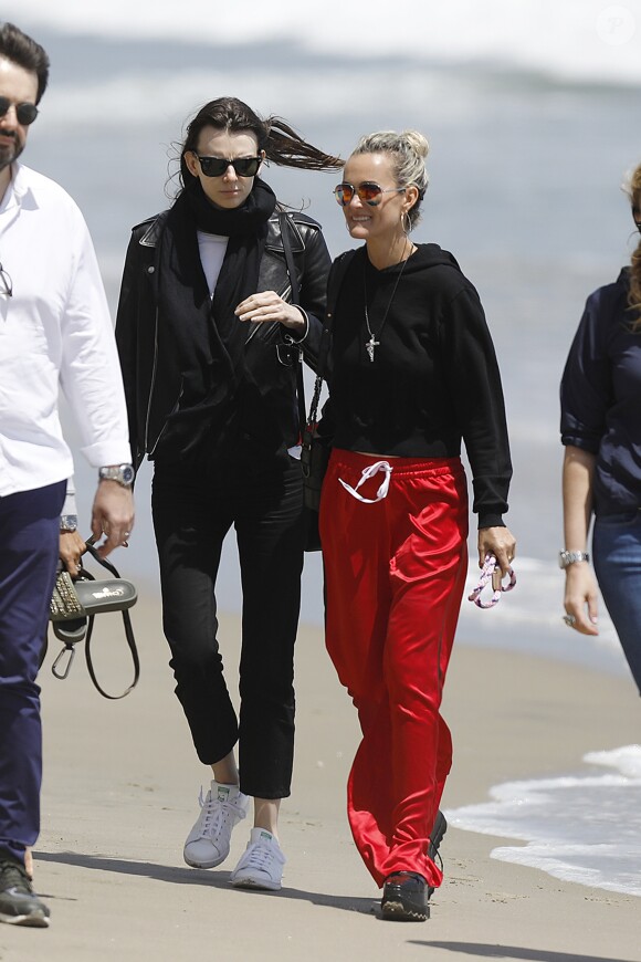 Laeticia Hallyday accompagnée de sa chienne Cheyenne va déjeuner avec Jean-François Piège et sa femme Elodie, Yaël Abrot, Christina accompagnée de sa chienne et Ezra Petronio avec sa compagne Lana Petrusevych au restaurant Nobu à Malibu le 10 mai 2018.