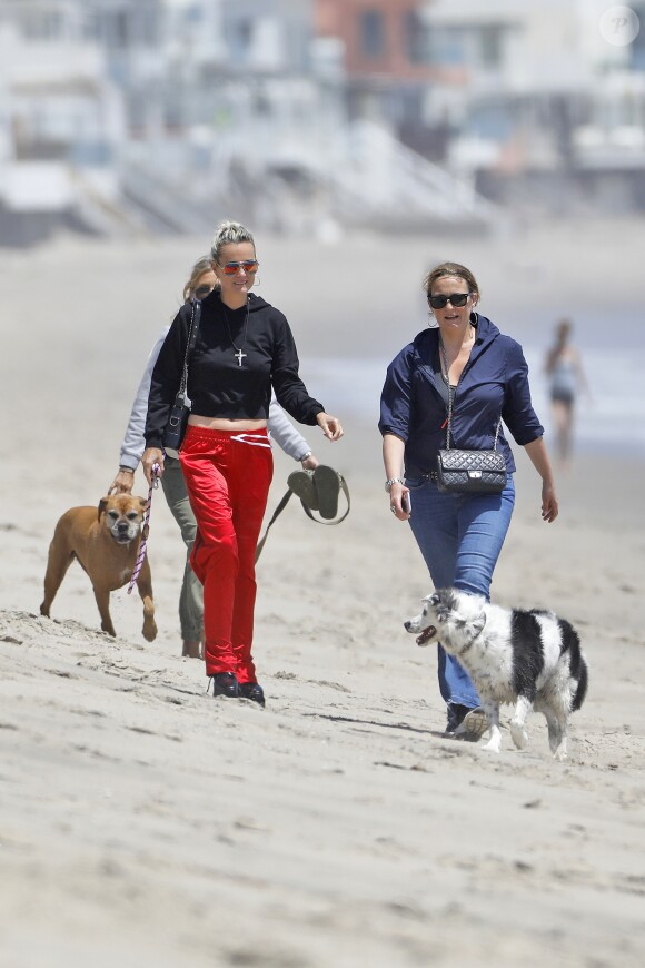 Laeticia Hallyday accompagnée de sa chienne Cheyenne va déjeuner avec Jean-François Piège et sa femme Elodie, Yaël Abrot, Christina accompagnée de sa chienne et Ezra Petronio avec sa compagne Lana Petrusevych au restaurant Nobu à Malibu le 10 mai 2018.