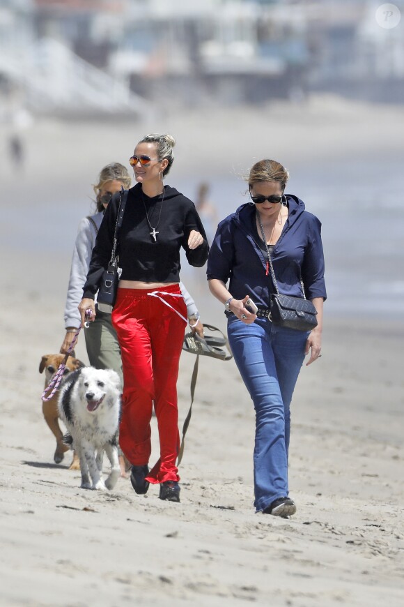 Laeticia Hallyday accompagnée de sa chienne Cheyenne va déjeuner avec Jean-François Piège et sa femme Elodie, Yaël Abrot, Christina accompagnée de sa chienne et Ezra Petronio avec sa compagne Lana Petrusevych au restaurant Nobu à Malibu le 10 mai 2018.