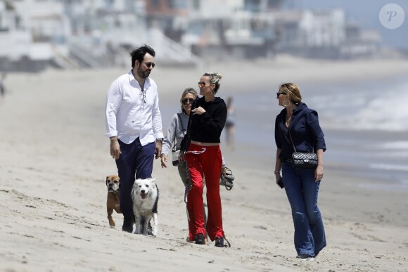 Laeticia Hallyday accompagnée de sa chienne Cheyenne va déjeuner avec Jean-François Piège et sa femme Elodie, Yaël Abrot, Christina accompagnée de sa chienne et Ezra Petronio avec sa compagne Lana Petrusevych au restaurant Nobu à Malibu le 10 mai 2018.
