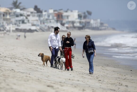 Laeticia Hallyday accompagnée de sa chienne Cheyenne va déjeuner avec Jean-François Piège et sa femme Elodie, Yaël Abrot, Christina accompagnée de sa chienne et Ezra Petronio avec sa compagne Lana Petrusevych au restaurant Nobu à Malibu le 10 mai 2018.