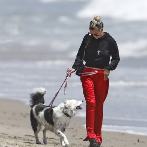 Laeticia Hallyday accompagnée de sa chienne Cheyenne va déjeuner avec Jean-François Piège et sa femme Elodie, Yaël Abrot, Christina accompagnée de sa chienne et Ezra Petronio avec sa compagne Lana Petrusevych au restaurant Nobu à Malibu le 10 mai 2018.