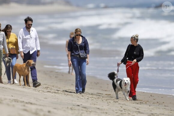 Laeticia Hallyday accompagnée de sa chienne Cheyenne va déjeuner avec Jean-François Piège et sa femme Elodie, Yaël Abrot, Christina accompagnée de sa chienne et Ezra Petronio avec sa compagne Lana Petrusevych au restaurant Nobu à Malibu le 10 mai 2018.