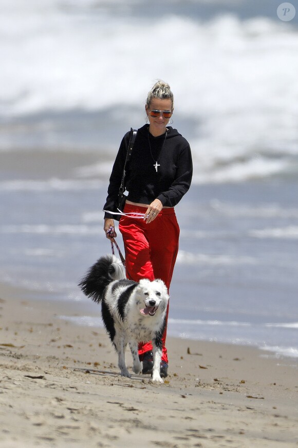 Laeticia Hallyday accompagnée de sa chienne Cheyenne va déjeuner avec Jean-François Piège et sa femme Elodie, Yaël Abrot, Christina accompagnée de sa chienne et Ezra Petronio avec sa compagne Lana Petrusevych au restaurant Nobu à Malibu le 10 mai 2018.