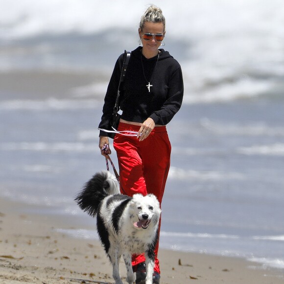 Laeticia Hallyday accompagnée de sa chienne Cheyenne va déjeuner avec Jean-François Piège et sa femme Elodie, Yaël Abrot, Christina accompagnée de sa chienne et Ezra Petronio avec sa compagne Lana Petrusevych au restaurant Nobu à Malibu le 10 mai 2018.