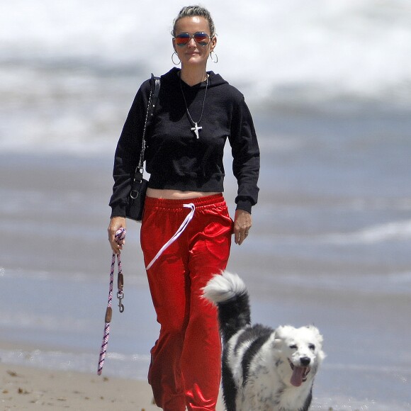 Laeticia Hallyday accompagnée de sa chienne Cheyenne va déjeuner avec Jean-François Piège et sa femme Elodie, Yaël Abrot, Christina accompagnée de sa chienne et Ezra Petronio avec sa compagne Lana Petrusevych au restaurant Nobu à Malibu le 10 mai 2018. Alors que Laeticia discutait avec ses amis sur le parking du restaurant, Christina est arrivée pour la première fois avec sa chienne qui a attaqué violemment Cheyenne sous les yeux ébahis des clients. A la suite de cette altercation tout le monde décide d'aller promener les chiennes sur la plage pour les calmer avant d’aller se restaurer en terrasse.10/05/2018 - Malibu